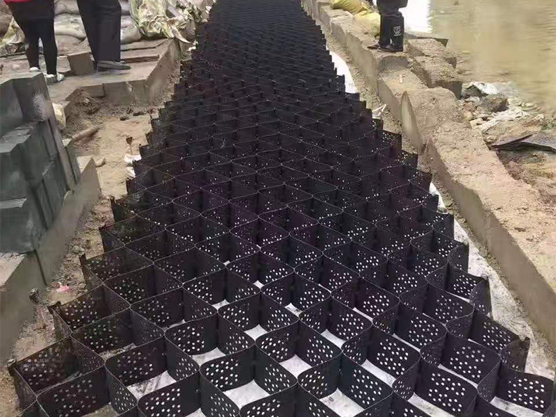 Lianyi ist ein führender Hersteller und Angebot in der GeoSynthetics-Industrie